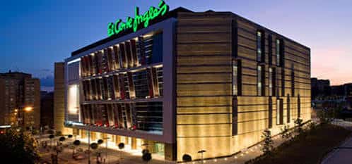 Fachada exterior del Centro Comercial El Corte Inglés María Auxiliadora en Salamanca al atardecer