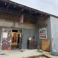 Vista exterior del Austin Art Garage con su letrero distintivo y entrada abierta