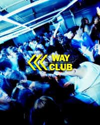 Público disfrutando en el interior del Way Club con iluminación azul