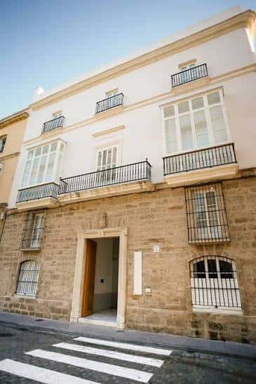 Fachada principal de Casa Pinillos con arquitectura clásica y balcones