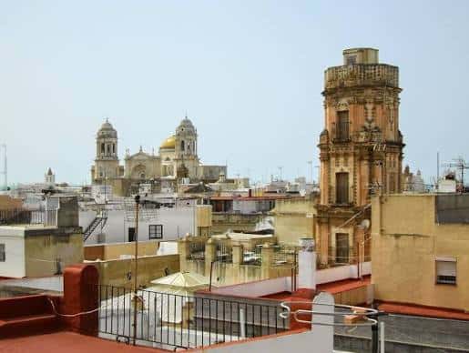 Vista panorámica de la torre de La Bella Escondida con la Catedral de Cádiz al fondo