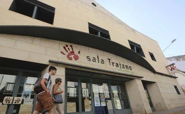 Fachada exterior de la Sala Trajano con su logotipo distintivo
