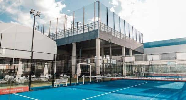 Vista general de las instalaciones deportivas con pistas y zona de descanso cubierta