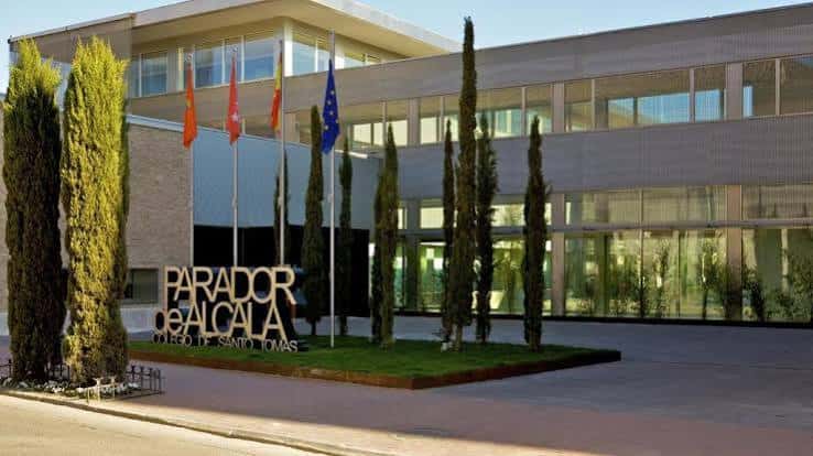 Fachada principal del Parador con banderas y señalización
