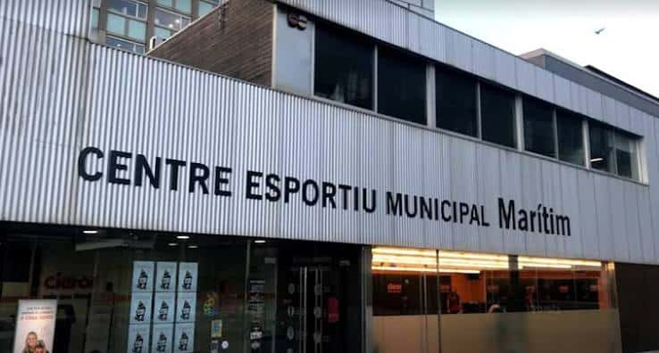 Fachada principal del Centre Esportiu Municipal Marítim con letrero identificativo