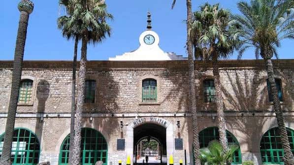 Fachada principal del Museo Histórico Militar de Cartagena con palmeras y reloj