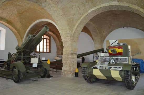 Interior del museo mostrando artillería histórica y un tanque en sala de bóvedas