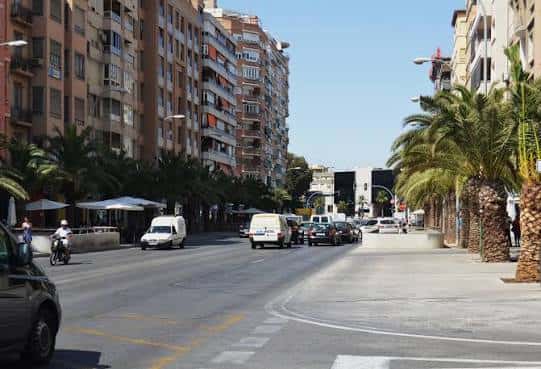 Vista panorámica de la Avenida de la Estación con edificios residenciales y palmeras