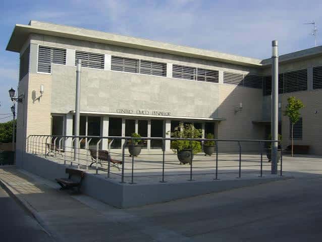 Fachada principal del Centro Cívico Peñaflor con letrero visible y rampa de acceso