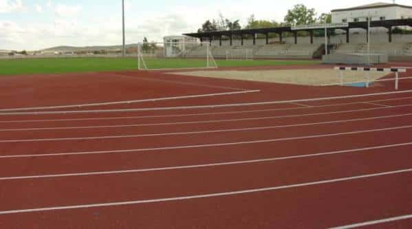 Pista de atletismo al aire libre con gradas