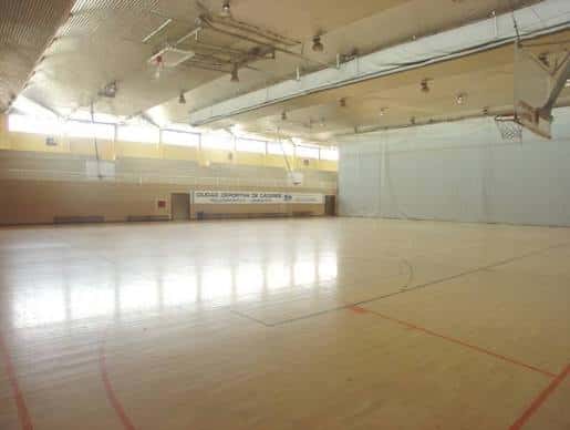 Pabellón deportivo interior con pista de madera