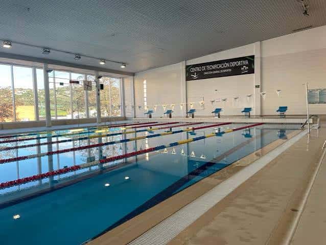 Piscina climatizada interior con carriles de natación
