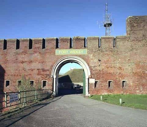 Entrada principal al Fuerte Widley bajo un cielo despejado