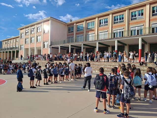 Vista general del patio del Colegio Salesianos Juan XXIII con estudiantes reunidos