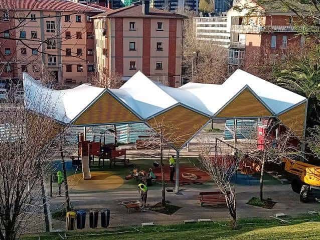 Cubierta moderna sobre zona de juegos infantiles en el Parque Harria