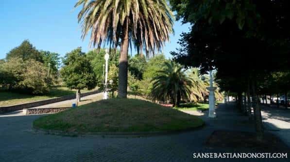 Vista del parque con palmeras y senderos peatonales