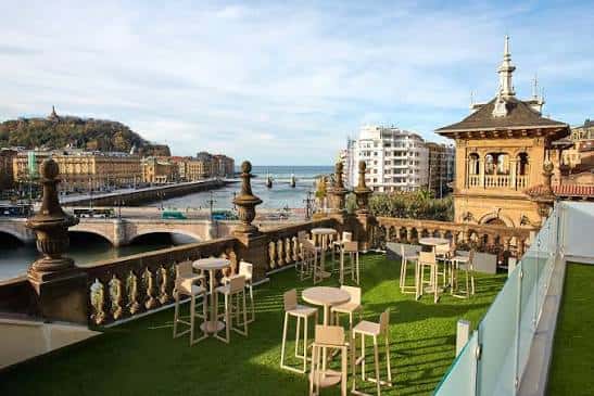 Terraza exterior del hotel con vistas al río y la ciudad de San Sebastián