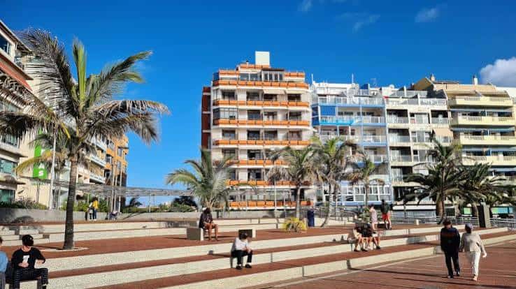 Vista panorámica de la Plaza de Saulo Torón con sus escalinatas y palmeras bajo un cielo azul
