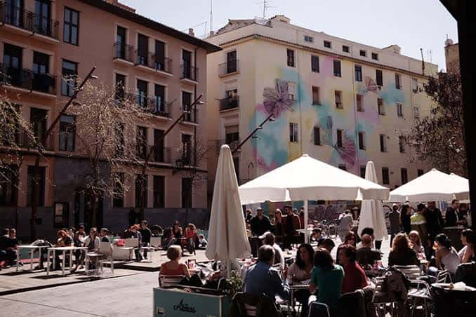 Plaza de las Armas con terrazas y gente disfrutando del ambiente