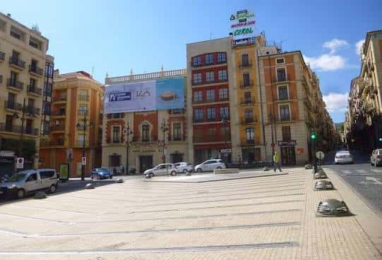 Plaza de España en un día soleado con edificios históricos alrededor