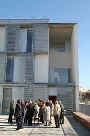 Grupo de personas reunidas en la terraza exterior durante un evento