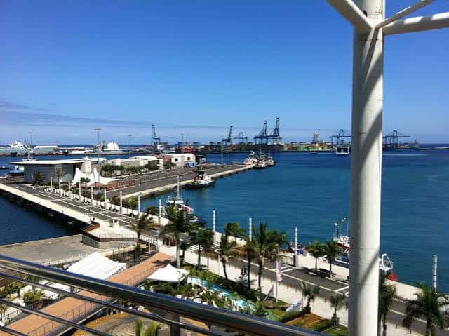 Vista panorámica del Puerto de la Luz con palmeras y muelle peatonal