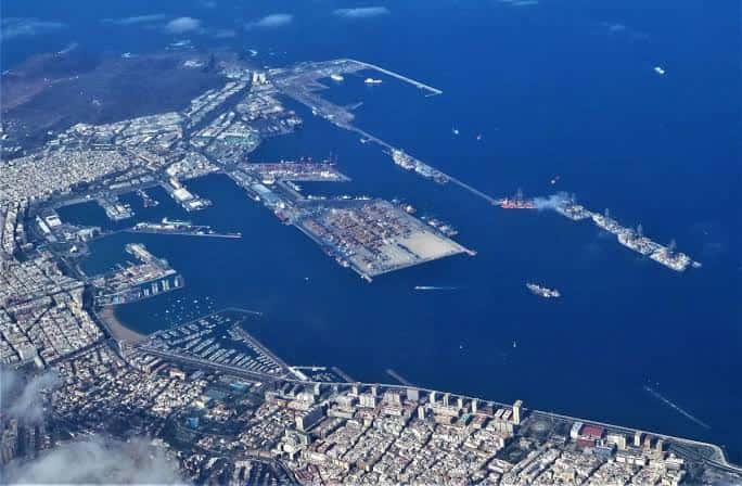 Vista aérea del puerto y la ciudad de Las Palmas