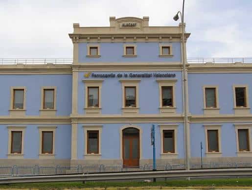 Fachada principal de la estación de tren de La Marina