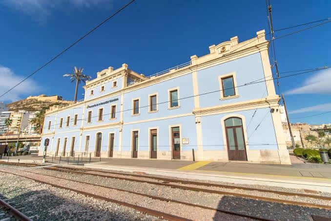 Vista exterior de la Estación de La Marina en Alicante con el castillo del Benacantil al fondo