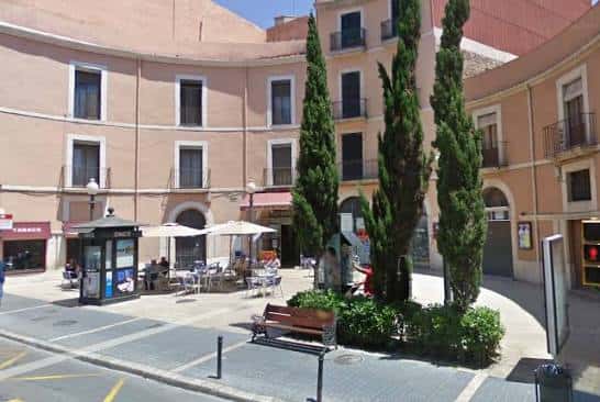 Vista actual de la Plaça de la Mitja Lluna con terrazas y árboles altos