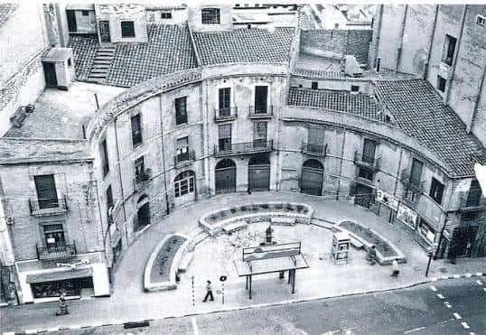 Fotografía histórica en blanco y negro de la plaza desde una perspectiva elevada