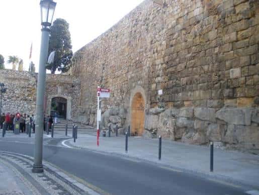 Vista exterior de la muralla medieval y el Portal del Roser en Tarragona