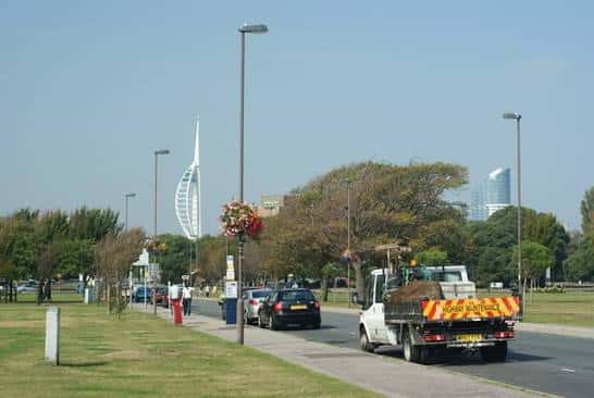 Vista de Duisburg Way con el Spinnaker Tower al fondo