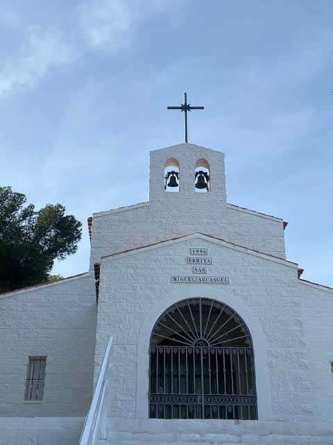 Detalle del campanario y fachada principal de la ermita con inscripción 'Ermita San Miguel Arcángel'