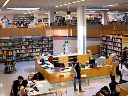 Vista general del interior de la Biblioteca Llefià mostrando estanterías y zona de lectura