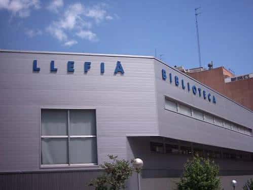 Fachada exterior de la Biblioteca Llefià con el nombre visible en letras azules
