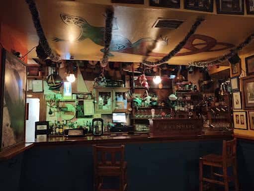 Interior del bar de Deicy Reilly's con barra y decoración temática irlandesa