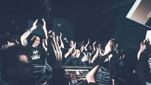 Público animado en el club M7 durante un evento nocturno