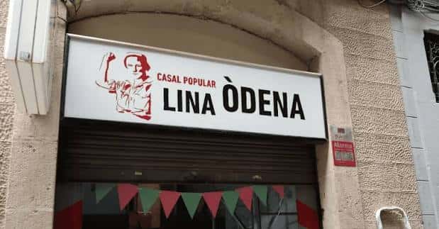 Primer plano del letrero oficial 'Casal Popular Lina Òdena' sobre la fachada del edificio