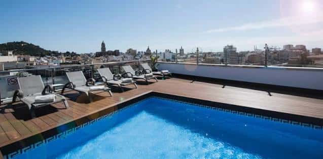 Vista panorámica desde la piscina de la azotea del Sallés Hotel Málaga Centro