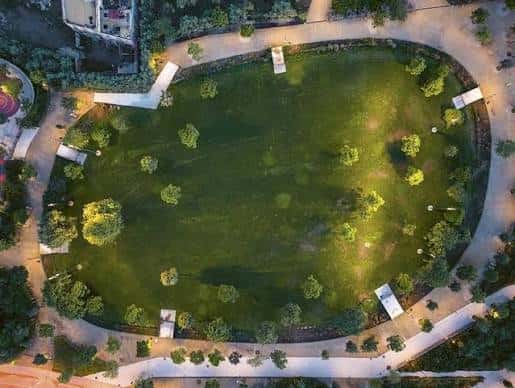 Vista aérea nocturna de la Gran Clariana con iluminación ambiental y senderos curvos