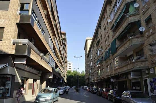 Calle Rodríguez Moñino en Cáceres durante el día con edificios residenciales y comercios