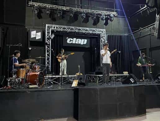 Escenario de la Sala Clap con banda en vivo y equipamiento profesional