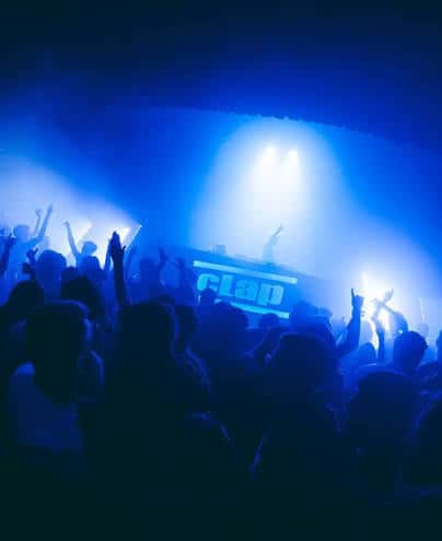 Público disfrutando de un concierto en la Sala Clap bajo luces azules