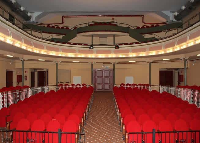 Interior del teatro mostrando la distribución de las butacas y el balcón superior