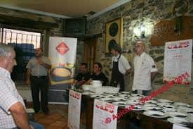 Evento gastronómico en el interior de la Sociedad Eskola Zaharra con participantes y stands