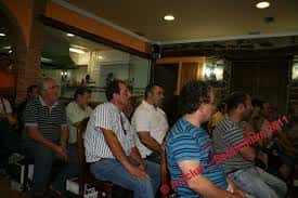 Público asistiendo a una charla o presentación en la Sociedad Eskola Zaharra