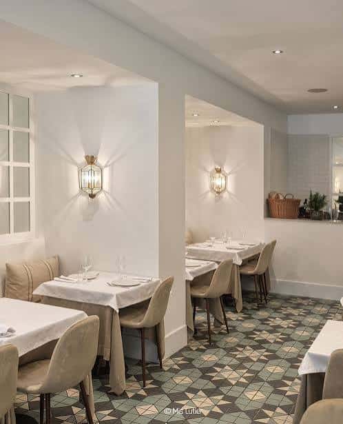 Interior elegante del restaurante con mesas dispuestas para cena