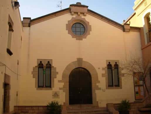 Fachada principal del edificio de la Sala Francesc Tarafa en Granollers