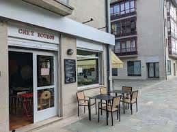 Fachada exterior de Chez Boubou con mesas en la acera